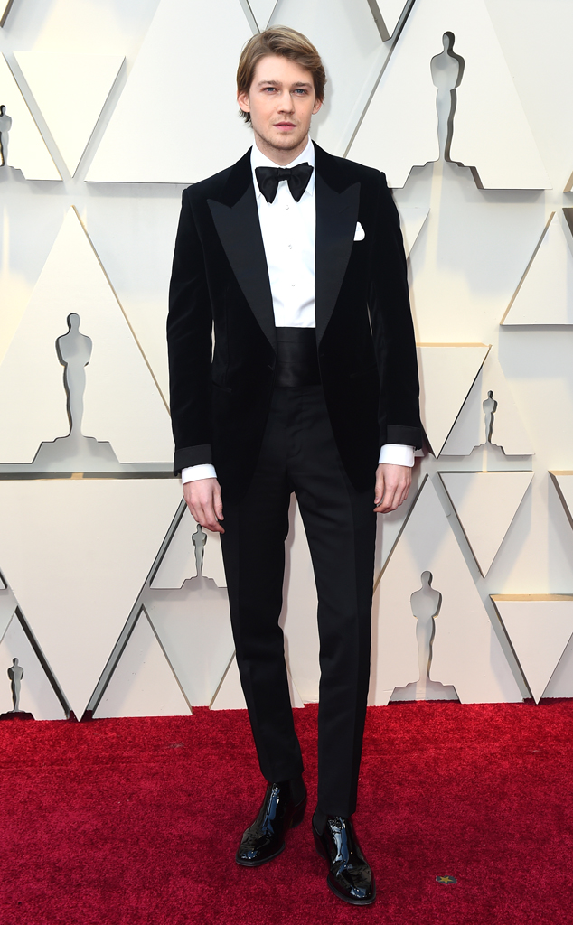 634-2019-oscar-academy-awards-red-carpet-fashions.jpg-joe-alwyn.cm.22419.jpg?fit=inside|900:auto&output-quality=90